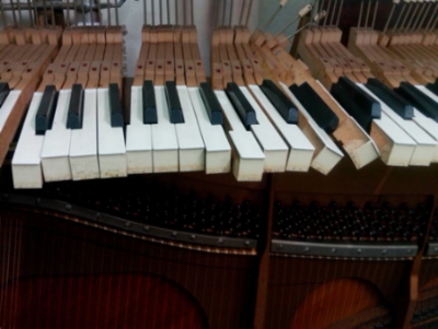 中古鋼琴鍵皮变質